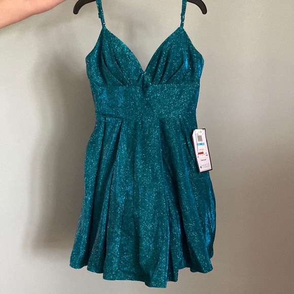 green emerald velvet dress Macy – Ypsilon Dresses main image 1